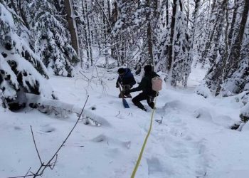 “Καταδρομική” κατάβαση μέσα στα χιόνια για να βρεθεί η βλάβη στον αγωγό που υδροδοτεί το Βελβεντό
