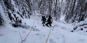 “Καταδρομική” κατάβαση μέσα στα χιόνια για να βρεθεί η βλάβη στον αγωγό που υδροδοτεί το Βελβεντό