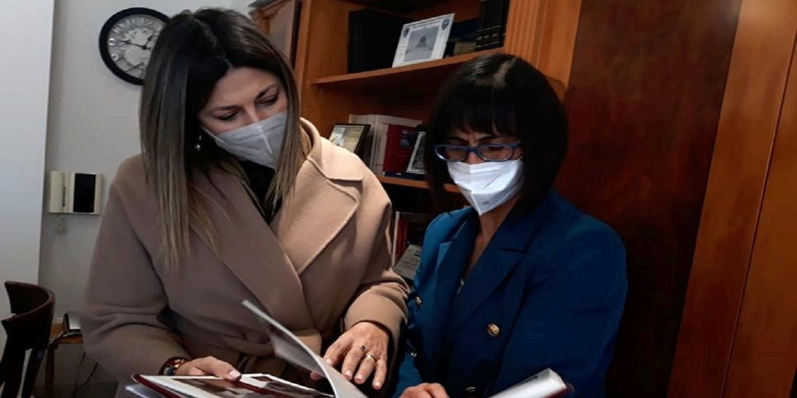 Καστοριά: Το πολιτιστικό και τουριστικό απόθεμα της περιοχής στο επίκεντρο της συνάντησης Ζαχαράκη – Κοζατσάνη (δελτίο τύπου)