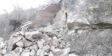 Δήμος Βελβεντού:Κατολίσθηση βράχου στο δρόμο για το Παλαιογράτσανο