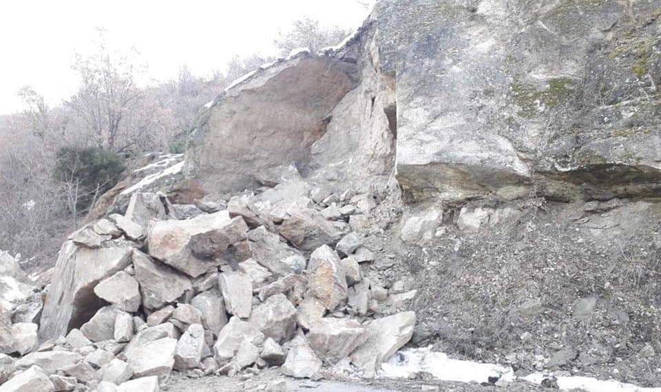 Δήμος Βελβεντού:Κατολίσθηση βράχου στο δρόμο για το Παλαιογράτσανο