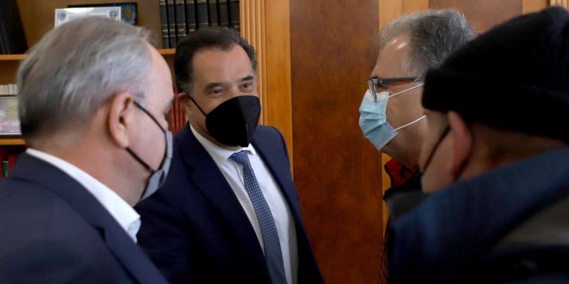 Άδωνις Γεωργιάδης για τη διαμαρτυρία αγροτών στην Καστοριά: “Συζητήσαμε μια ώρα – Κάποιοι φώναξαν στην είσοδο αλλά για τις κάμερες και μόνον”