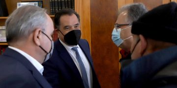 Άδωνις Γεωργιάδης για τη διαμαρτυρία αγροτών στην Καστοριά: “Συζητήσαμε μια ώρα – Κάποιοι φώναξαν στην είσοδο αλλά για τις κάμερες και μόνον”