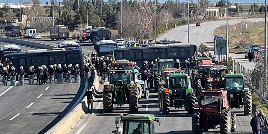 Απέναντι από τα ΜΑΤ οι αγρότες στη Λάρισα- Διμοιρία από την Κοζάνη ενισχύει τις αστυνομικές δυνάμεις