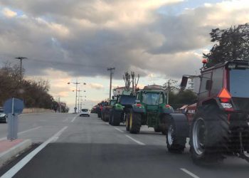 Κοζάνη: Κάθοδος αγροτών με τα τρακτέρ τους στην αίθουσα όπου συνεδριάζει το Περιφερειακό Συμβούλιο