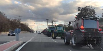 Κοζάνη: Κάθοδος αγροτών με τα τρακτέρ τους στην αίθουσα όπου συνεδριάζει το Περιφερειακό Συμβούλιο