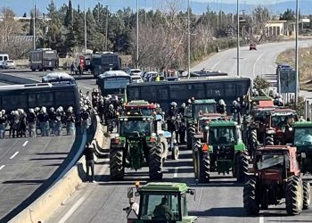 Απέναντι από τα ΜΑΤ οι αγρότες στη Λάρισα- Διμοιρία από την Κοζάνη ενισχύει τις αστυνομικές δυνάμεις