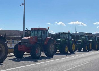 Συγκέντρωση αγροτών στον κόμβο των Κοίλων- Σκέψεις για συμβολική παρουσία έξω από την αίθουσα του Περιφερειακού Συμβουλίου το απόγευμα (βίντεο)