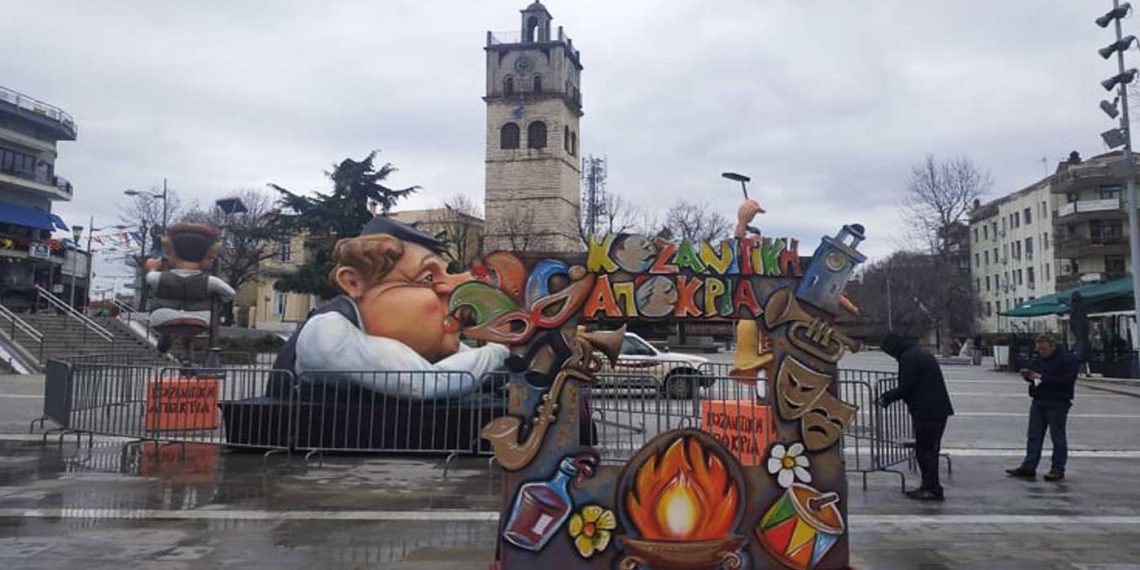 Οι “μπάστακες” της Κοζανίτικης Αποκριάς και μια κορνίζα για φωτογραφίες, στην κεντρική πλατεία