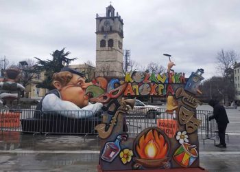 Οι “μπάστακες” της Κοζανίτικης Αποκριάς και μια κορνίζα για φωτογραφίες, στην κεντρική πλατεία