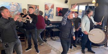 Τσικνοπέμπτη με χάλκινα στα μαγαζιά της Κοζάνης- Σήμανε η έναρξη της Αποκριάς! (VIDEO)