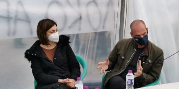 Γ. Βαρουφάκης στο μπλόκο των αγροτών Καστοριάς στο Άργος Ορεστικό: Ήρθαμε εδώ για να στηρίξουμε τον αγώνα που κάνετε