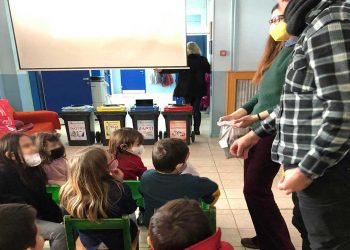 Εκπαιδευτικό πρόγραμμα διαχείρισης απορριμμάτων από την υπεύθυνη ενημέρωσης της ΔΙΑΔΥΜΑ Ευγενία Καραπάντσιου στο Δημοτικό Σχολείο Ασβεστόπετρας
