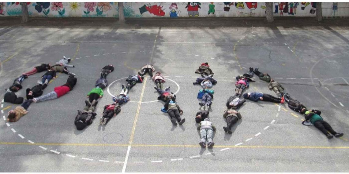 Μαθητές του 2ου Δημοτικού Σχολείου Αμυνταίου σχημάτισαν με τα σώματά τους τη λέξη ΦΙΛΙΑ