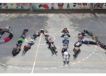 Μαθητές του 2ου Δημοτικού Σχολείου Αμυνταίου σχημάτισαν με τα σώματά τους τη λέξη ΦΙΛΙΑ