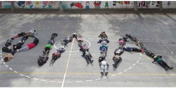 Μαθητές του 2ου Δημοτικού Σχολείου Αμυνταίου σχημάτισαν με τα σώματά τους τη λέξη ΦΙΛΙΑ