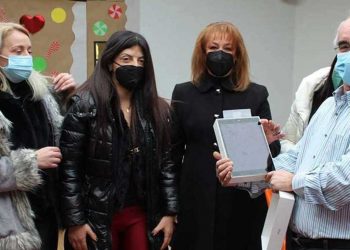 Ένα ipad και ένα λογισμικού  προγράμματος  εναλλακτικής επικοινωνίας προσέφερε η εθελοντική ομάδα ΕΔΩ ΓΙΑ ΣΕΝΑ ΠΤΟΛΕΜΑΪΔΑ στο ειδικό σχολείο Πτολεμαΐδας