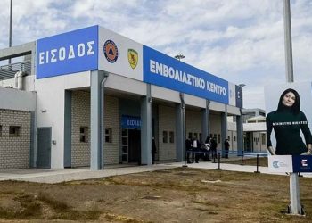 Πάτρα – Απίστευτο περιστατικό: Πήγε να εμβολιαστεί με τον ιερέα της