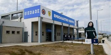 Πάτρα – Απίστευτο περιστατικό: Πήγε να εμβολιαστεί με τον ιερέα της