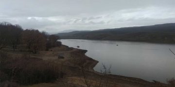 Με 6 σκάφη και sonar που αποτυπώνει τον βυθό συνεχίζονται οι έρευνες για τον αγνοούμενο στη Λίμνη Περδίκα