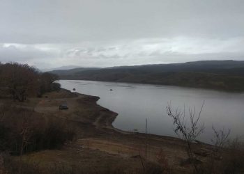 Με 6 σκάφη και sonar που αποτυπώνει τον βυθό συνεχίζονται οι έρευνες για τον αγνοούμενο στη Λίμνη Περδίκα