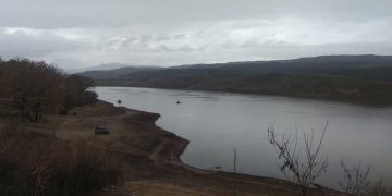 Με 6 σκάφη και sonar που αποτυπώνει τον βυθό συνεχίζονται οι έρευνες για τον αγνοούμενο στη Λίμνη Περδίκα