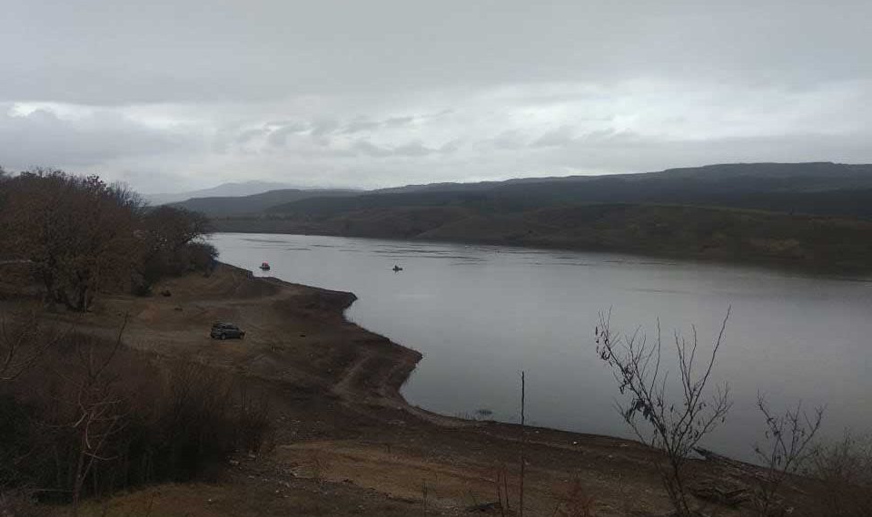 Με 6 σκάφη και sonar που αποτυπώνει τον βυθό συνεχίζονται οι έρευνες για τον αγνοούμενο στη Λίμνη Περδίκα