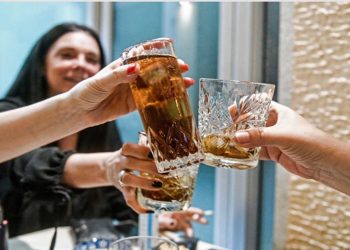 Αρση μέτρων: Αποφάσεις σήμερα για διασκέδαση, σχολικές εκδρομές και γήπεδα – Τι θα ισχύσει για τις μάσκες