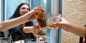 Αρση μέτρων: Αποφάσεις σήμερα για διασκέδαση, σχολικές εκδρομές και γήπεδα – Τι θα ισχύσει για τις μάσκες