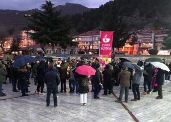 Καστοριά: «Το ρεύμα μας κλείνει» – Υπό βροχή η συγκέντρωση διαμαρτυρίας με πρωτοβουλία της εστίασης