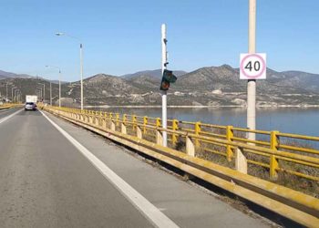 Πεσμένα φανάρια στο κόμβο των Κοίλων και στην γέφυρα των Σερβίων