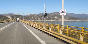 Πεσμένα φανάρια στο κόμβο των Κοίλων και στην γέφυρα των Σερβίων