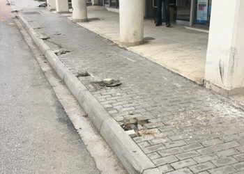 Γρεβενά: Παράξενο τροχαίο: Αυτοκίνητο ξήλωσε όλα τα κολονάκια μπροστά από τα Ταχυδρομεία!!