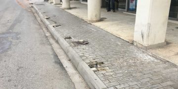 Γρεβενά: Παράξενο τροχαίο: Αυτοκίνητο ξήλωσε όλα τα κολονάκια μπροστά από τα Ταχυδρομεία!!