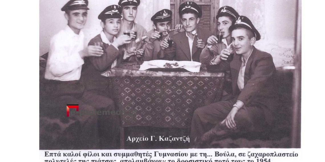 Τελειόφοιτοι του 8τατάξιου Γυμνασίου με τον Γυμνασιάρχη τους, το 1948-Από την στήλη του Γ. Καζαντζή στον Παλμό 09/02