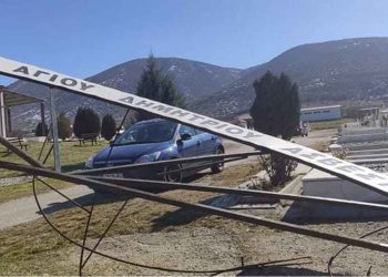 Έπεσε η πρόσοψη στην κεντρική είσοδο των κοιμητηρίων του Αγίου Δημητρίου Ασβεστόπετρας