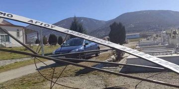 Έπεσε η πρόσοψη στην κεντρική είσοδο των κοιμητηρίων του Αγίου Δημητρίου Ασβεστόπετρας