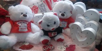 ΠΑΝΕΤΟΙΜΗ η αγορά της Πτολεμαΐδας για την επικείμενη εορτή του “Αγίου Βαλεντίνου” (ρεπορτάζ της Κούλας Πουλασιχίδου)