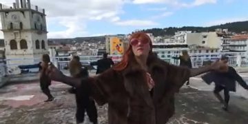 “Κοζάν – Κοζάν”: Η απίθανη διασκευή του Μανώλη Μαρκόπουλου (Τσιτσιούλα) στο τραγούδι του Frank Sinatra!