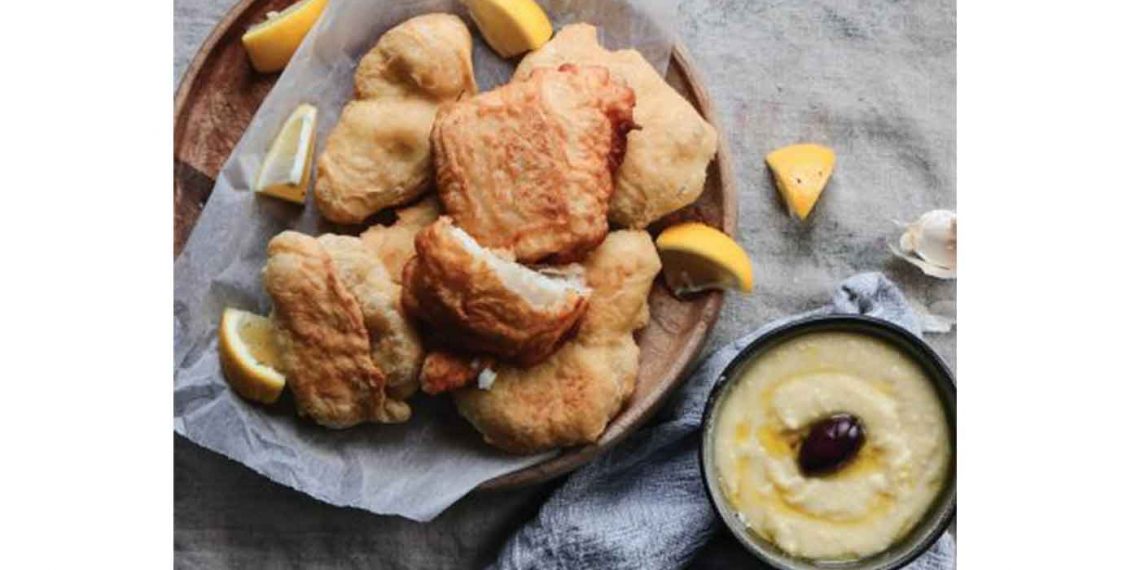 Μπακαλιάρος σε κουρκούτι μπίρας με σκορδαλιά