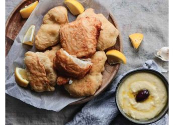 Μπακαλιάρος σε κουρκούτι μπίρας με σκορδαλιά