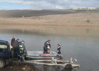 Άκαρπες οι έρευνες της ΕΜΑΚ για την ανεύρεση του ψαρά – Τα πολύ θολά νερά δυσκολεύουν τις προσπάθειες