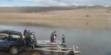 Άκαρπες οι έρευνες της ΕΜΑΚ για την ανεύρεση του ψαρά – Τα πολύ θολά νερά δυσκολεύουν τις προσπάθειες