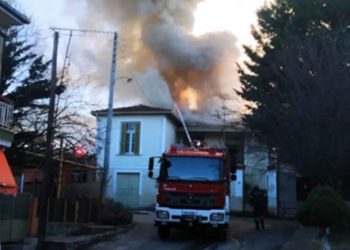 Φωτιά σε σπίτι στο Βογατσικό – Πληροφορίες για τραυματισμό πυροσβέστη