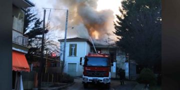 Φωτιά σε σπίτι στο Βογατσικό – Πληροφορίες για τραυματισμό πυροσβέστη
