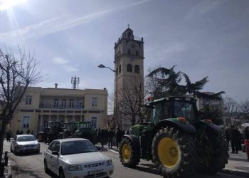 Διαμαρτυρία αγροτών από Κοζάνη, Σέρβια και Βελβεντό με τρακτέρ στην κεντρική πλατεία της Κοζάνης