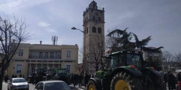 Διαμαρτυρία αγροτών από Κοζάνη, Σέρβια και Βελβεντό με τρακτέρ στην κεντρική πλατεία της Κοζάνης