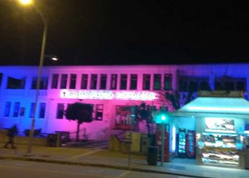 Σε ροζ και μπλε χρώμα φωταγωγήθηκε το δημαρχείο Εορδαίας με μηνύματα για την Παγκόσμια Ημέρα κατά του Καρκίνου