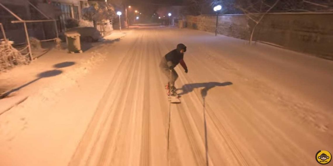 Τρέλα για το χιόνι από μια παρέα νεαρών που έκαναν την Ποντοκώμη … χιονοδρομικό κέντρο, κάνοντας snowboard ενώ τους σέρνει αμάξι! VIDEO