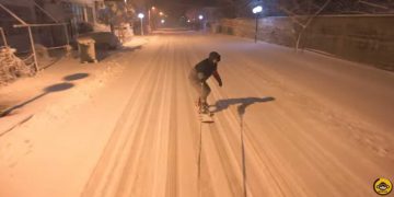 Τρέλα για το χιόνι από μια παρέα νεαρών που έκαναν την Ποντοκώμη … χιονοδρομικό κέντρο, κάνοντας snowboard ενώ τους σέρνει αμάξι! VIDEO